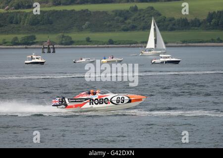 18 Juin, 2016. Greenock, Fonfría, Écosse, Royaume-Uni. La P1 Grand Prix écossais de la mer, est venu à Greenock et pour la première fois ravi les spectateurs d'embarcations à moteur, jetskis et Hydroflight dans un événement de deux jours. Alamy Live News Banque D'Images