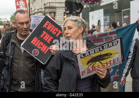 Londres, Royaume-Uni. 18 juin 2016. Les manifestants sur le march de Hyde Park Corner au Parlement contre la loi sur le logement adoptée le mois dernier avec Class war poster "lutte la riche' et les locataires United poster "locateur Parasite !'. E demande que la loi marcheurs être abrogée car elle faire l'actuelle crise du logement bien pire, la suppression de la sécurité de nombreux locataires, et aboutir à la démolition et la vente de logements sociaux. Les manifestants disent conseils devraient refuser de le mettre en œuvre et d'appeler le peuple à se tenir ensemble à boycotter la payer-pour-la taxe de séjour, à résister aux expulsions et bloquer la régénération et estate démolitions. Animal Banque D'Images