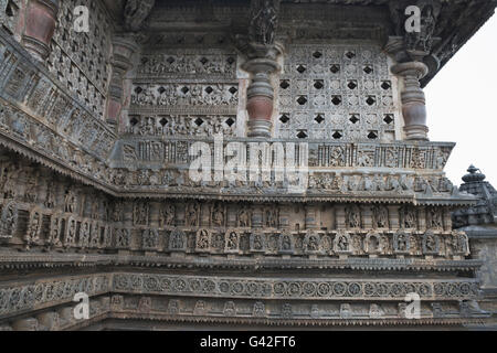 Perforé orné fenêtre et frises décoratives avec les divinités, les danseurs et les autres chiffres, temple Chennakeshava. Belur, Karnataka, Banque D'Images