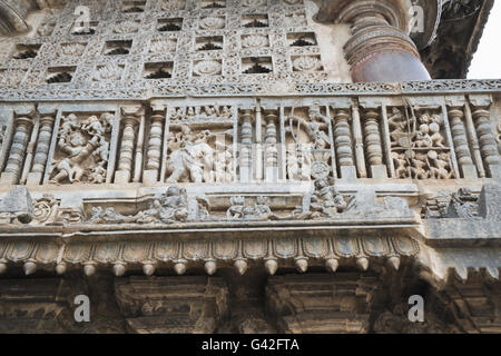 Perforé orné fenêtre et frises décoratives avec des scènes de Mahabharata, Chennakeshava temple. Belur, Karnataka, Inde Banque D'Images