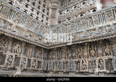 Perforé orné fenêtre et frises décoratives avec les divinités, les danseurs et les autres chiffres, temple Chennakeshava. Belur, Karnataka Banque D'Images