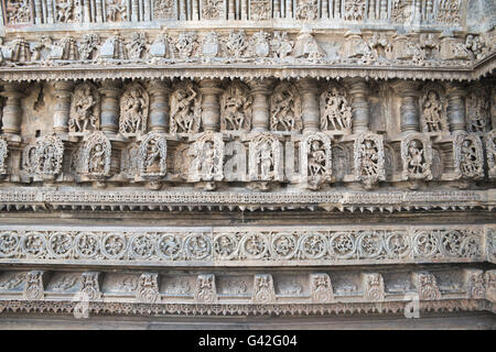 Perforé orné fenêtre et frises décoratives avec les divinités, les danseurs et les autres chiffres, temple Chennakeshava. Belur, Karnataka, Banque D'Images