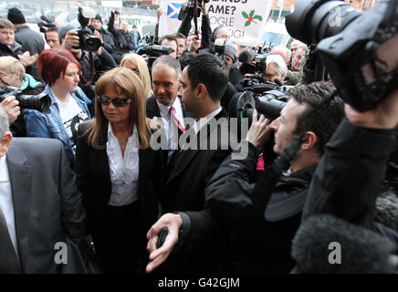 L'ancien dirigeant du Parti socialiste écossais Tommy Sheridan (au centre à gauche), qui devrait être emprisonné aujourd'hui après qu'il ait été reconnu coupable de parjure, arrive au court supérieur de Glasgow avec sa femme Gail. Banque D'Images