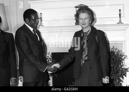 Le président zimbabwéen Robert Mugabe, à gauche, est accueilli par le Premier ministre Margaret Thatcher à Downing Street, lors de sa première visite officielle en Grande-Bretagne. Banque D'Images