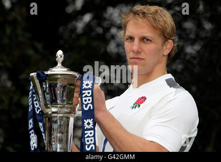 Rugby Union - lancement 2011 RBS 6 Nations - Hurlingham Club.Le capitaine d'Angleterre Lewis Moody avec le trophée RBS 6 Nations lors du lancement RBS 6 Nations 2011 au Hurlingham Club, Londres. Banque D'Images