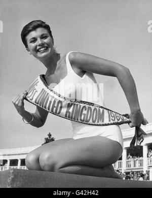 Hilda Fairclough, une réceptionniste d'hôtel de 23 ans de Heysham, dans le Lancashire, a remporté le titre de Miss Royaume-Uni dans le concours de beauté de baignade à Blackpool, dans le Lancashire. Banque D'Images