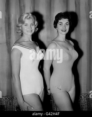 Miss Royaume-Uni, Anne Thelwell, à gauche, et Miss America, Loretta Powell, Au cours de la parade des maillots de bain pour les finalistes de Miss monde au Lyceum à Londres. Banque D'Images