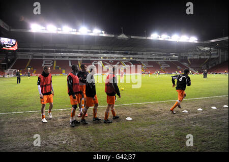 Football - FA Youth Cup - Cinquième tour - Sheffield United / Blackpool - Bramall Lane. Une vue générale pendant que les joueurs de Blackpool s'échauffent Banque D'Images