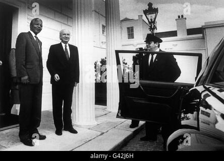 Nelson Mandela, le chef adjoint du Congrès national africain, rencontre le président irlandais Patrick Hillery dans sa résidence de Phoenix Park, Dublin. Banque D'Images