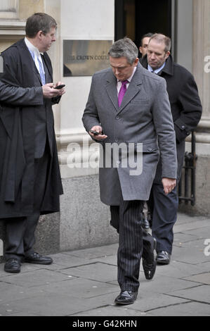 L'inspecteur en chef du détective Phil Jones (au centre) quitte la Cour de la Couronne de Bristol après l'audience préliminaire dans le meurtre de Joanna Yeates. Banque D'Images