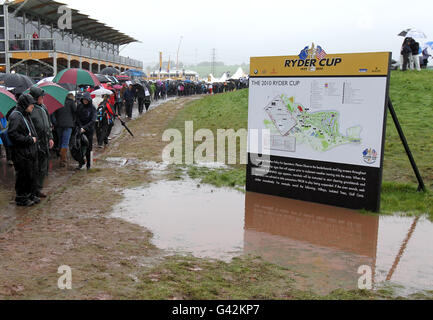 Golf - 38e Ryder Cup - Europe / Etats-Unis - Premier jour - Celtic Manor Resort. Les spectateurs passent devant un panneau indiquant le site de la Ryder Cup. Banque D'Images