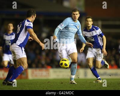 Football - Barclays Premier League - Birmingham City / Manchester City - St Andrew's.Edin Dzeko (centre) de Manchester City en action Banque D'Images