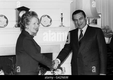 Le Premier ministre Margaret Thatcher salue le président égyptien Hosni Mubarak au numéro 10 Downing Street, à Londres. Le Président et sa femme sont en visite officielle de trois jours à Londres. Banque D'Images