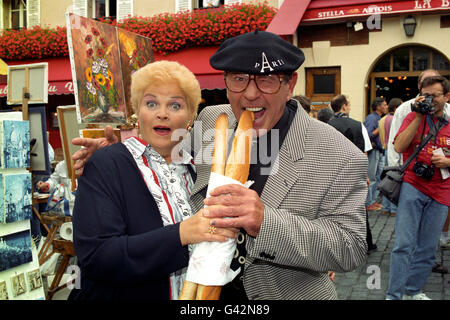 Photo du dossier datée de 27.08.93, (réf. 256458-6), de Mike Reid et de l'épouse d'écran PAM St. Clement filmant l'épiscopat d'EastEnders à Paris. Le comique Mike Reid, dont le personnage Frank Butcher a quitté Albert Square l'année dernière, doit retourner à EastEnders plus tard cette année, il a été rapporté dans les médias. Frank serait de retour à Woo Peggy, l'actuelle dame de la reine Vic, jouée par Barbara Windsor, une relation vouée à entraîner une agitation émotionnelle dans tout le Square. Banque D'Images