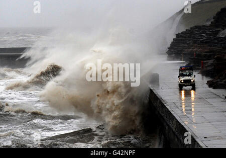 Les vagues s'écrasont aujourd'hui sur la promenade de Blackpool, tandis que de graves gales et de la pluie frappent les côtés occidentaux du Royaume-Uni. Banque D'Images