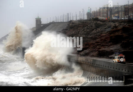 Les vagues s'écrasont aujourd'hui sur la promenade de Blackpool, tandis que de graves gales et de la pluie frappent les côtés occidentaux du Royaume-Uni. Banque D'Images