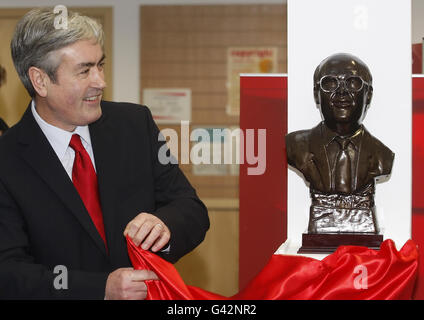 Iain Gray, chef du parti travailliste écossais, dévoile une statue de l'ancien chef du parti travailliste John Smith à la bibliothèque publique de Coatbridge dans le Lanarkshire du Nord. Banque D'Images