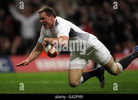 Rugby Union - RBS 6 Nations Championship 2011 - pays de Galles / Angleterre - Millennium Stadium.Chris Ashton marque la première tentative de l'Angleterre lors du match des RBS 6 Nations au Millennium Stadium de Cardiff. Banque D'Images