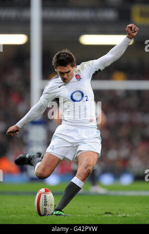 Rugby Union - RBS 6 Nations Championship 2011 - pays de Galles / Angleterre - Millennium Stadium. Toby Flood, en Angleterre, a donné un coup de pied au but Banque D'Images