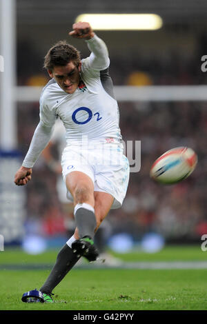 Rugby Union - RBS 6 Nations Championship 2011 - pays de Galles / Angleterre - Millennium Stadium. Toby Flood, en Angleterre, a donné un coup de pied au but Banque D'Images