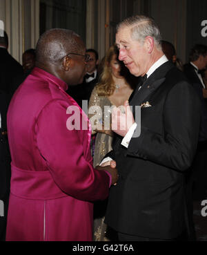 Le Prince de Galles rencontre l'archevêque de York, le Dr John Sentamu (à gauche) lors d'un dîner de gala de collecte de fonds soutenu par des représentants d'organismes de bienfaisance zimbabwéens à Claridge's, dans le centre de Londres. Banque D'Images