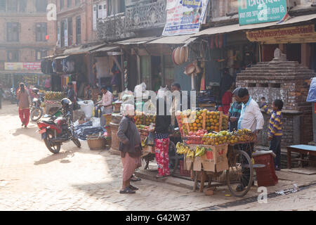 Bhaktapur, Népal - 4 décembre 2014 : vendeur de fruits avec des vélos dans les rues. Banque D'Images