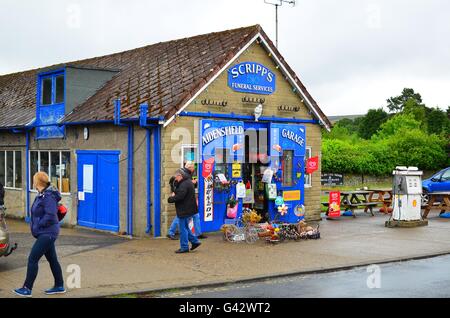 Garage scripps goathland, North York Moors. paramètre pour le village fictif d'aidensfield dans la série télévisée heartbeat. Banque D'Images