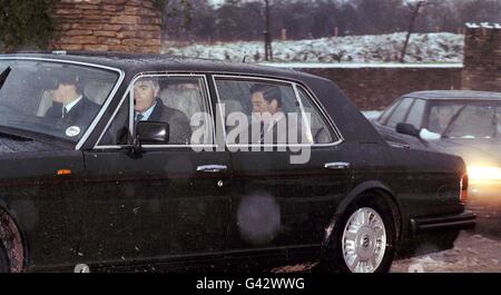 Le Prince de Galles est conduit de Highgrove House près de Tetbury, Gloucestershire aujourd'hui (jeudi). Il a été annoncé hier par Buckingham Palace que la Reine avait exhorté le prince et la princesse de Galles à s'orienter vers un divorce précoce. Banque D'Images