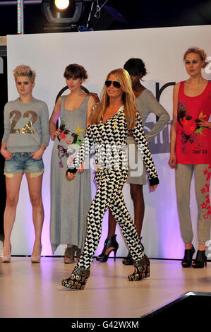 Katie Price aka Jordan modélise sa nouvelle gamme de vêtements, appelée jour 22, au spectacle Pure Spirit à Earls court, dans l'ouest de Londres, cet après-midi. Banque D'Images