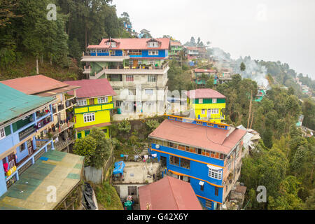 Vue de Darjeeling - grappe de vieilles maisons colorées à Darjeeling, West Bengal, India Banque D'Images