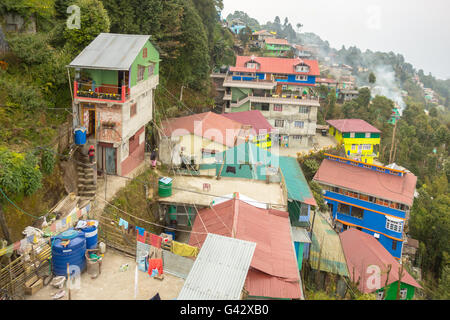 Vue de Darjeeling - grappe de vieilles maisons colorées à Darjeeling, West Bengal, India Banque D'Images