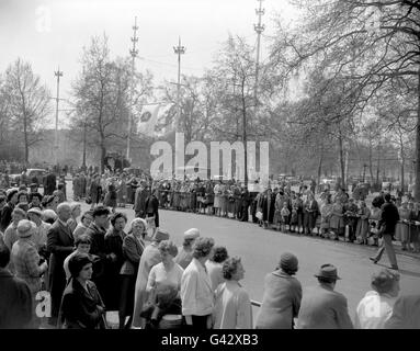 Les foules attendent sous le soleil en espérant un aperçu de la mariée, la princesse Margaret, devant Clarence House, Londres. Banque D'Images