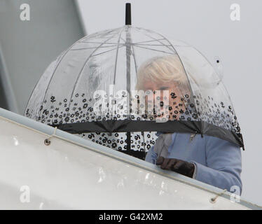 La Duchesse de Cornwall abrite sous un parapluie alors qu'elle négocie le gangway après son arrivée pour une visite à bord du navire auxiliaire de la flotte royale, RFA Argus, pour voir les installations et rencontrer le personnel du navire-hôpital, à la base navale royale de Portsmouth. Banque D'Images