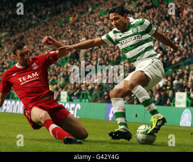 Soccer - Clydesdale Bank Scottish Premiership - Celtic v Aberdeen - Celtic Park.Emilio Izaguirre, du Celtic, retient Ray McArdle, d'Aberdeen, lors du match Scottish Premiership de la Clydesdale Bank au Celtic Park, Glasgow. Banque D'Images