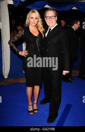 Vic Reeves et Nancy Sorrell arrivent pour les British Comedy Awards 2010 à l'hôtel Indigo 2, à l'O2 Arena de Londres. Banque D'Images