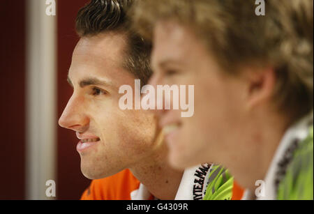 Adrian Sutil, pilote de Force India (à gauche) et Nico Hulkenberg, pilote de test et de réserve, lors d'une conférence de presse à Dalmore House à Glasgow. Banque D'Images