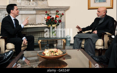 Le leader travailliste Ed Miliband (à gauche) rencontre le président afghan Hamid Karzaï au Palais présidentiel de Kaboul lors de sa deuxième journée de visite de deux jours en Afghanistan. Banque D'Images