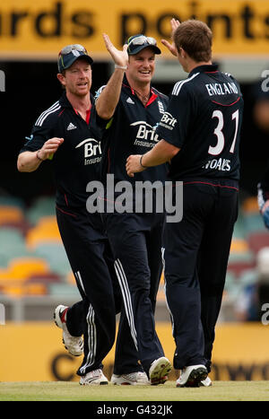 Le capitaine d'Angleterre Andrew Strauss célèbre le fait d'avoir attrapé le capitaine australien Michael Clarke avec Chris Woakes et Paul Collingwood lors de l'International Fifth One Day au Gabba, à Brisbane, en Australie. Banque D'Images