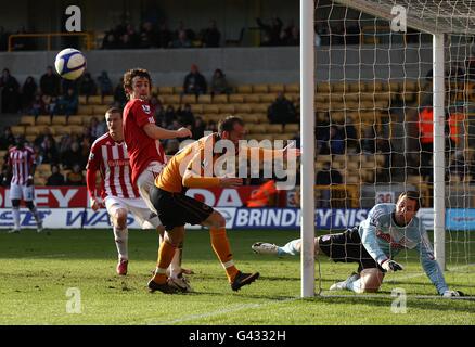 Football - coupe FA - quatrième tour - Wolverhampton Wanderers / Stoke City - Molineux.Steven Fletcher (au centre) de Wolverhampton Wanderers a un tir sur le but qui rebondit de la poste. Banque D'Images