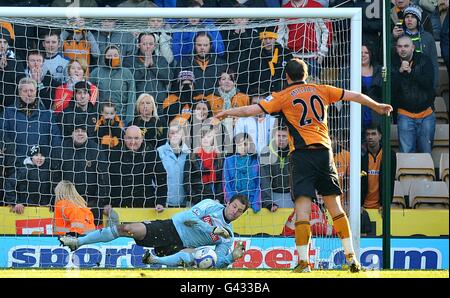 Football - coupe FA - quatrième tour - Wolverhampton Wanderers / Stoke City - Molineux.La pénalité de Wolverhampton Wanderers, Nenad Milijas, a été sauvée par le gardien de but de Stoke City, Thomas Sorensen Banque D'Images