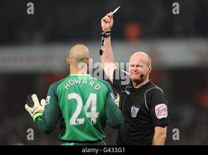 Football - Barclays Premier League - Arsenal / Everton - Emirates Stadium.L'arbitre Lee Mason (à droite) montre le gardien de but Tim Howard d'Everton la carte jaune Banque D'Images