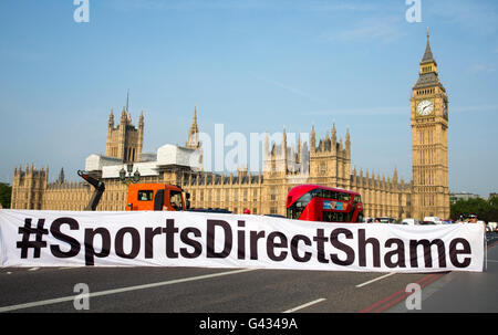 'Sports' honte Direct banner mettant en évidence les mauvaises conditions de travail chez Sports direct.Le propriétaire Mike Ashley apparaît au Parlement européen Banque D'Images