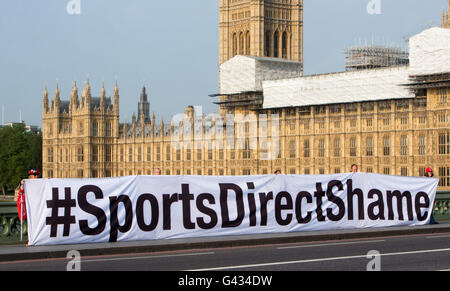 'Sports' honte Direct banner mettant en évidence les mauvaises conditions de travail chez Sports direct.Le propriétaire Mike Ashley apparaît au Parlement européen Banque D'Images