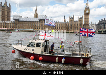 Nigel Farage avec une flottille de pêche à l'extérieur du Parlement lors de questions au premier ministre protestant à quitter l'UE Banque D'Images