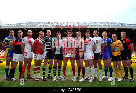 Capitaine de club (de gauche à droite) Warrington Wolvess' Adrian Morley, Wakefield Wildcatss' Glenn Morrison, Hull KR's Michael Vella, Salford City Reds Daniel Holdsworth, Hull FC Craig Fitzgibbon, Harlequins Rob Purdham, Wigan Warriors Sean O'Loughlin, Hudinos Fitzgibbon Giants Kevin Brown, St Helens Morris, Paul Bradford, Andy Paul Sinens Castleford Tigers Danny Orr, Crusaders Clinton Schifcofske lors du lancement de la Super League engage à Old Trafford, Manchester. Banque D'Images