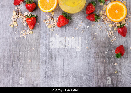 Concept alimentaire contexte avec des ingrédients pour un petit-déjeuner sain. Flocons de muesli, mangue smoothie d chie seeds, tranchés et orange Banque D'Images