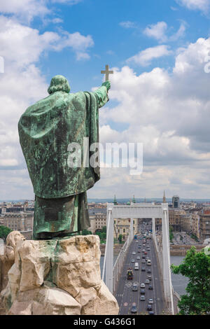 Point de repère d'avertissement de la circulation, la statue de St Gellert sur Gellert-hegy (colline) admonssant le trafic en dessous sur le pont Erzsebet à Budapest, Hongrie. Banque D'Images