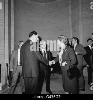 Le premier ministre Margaret Thatcher visite les bureaux de Fleet Street de la Press Association, l'agence de presse nationale britannique.On voit qu'elle est accueillie par le directeur général Ian Yates et le président de l'AP Christopher Dicks (au centre) Banque D'Images