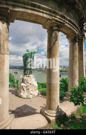 Statue de St Gellert Gellert sur-hegy (Hill) exhortant le trafic ci-dessous sur le pont Erzsebet à Budapest, Hongrie. Banque D'Images