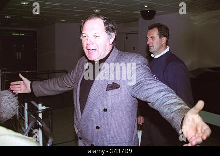 Barry Fry, directeur de la ville de Birmingham, à son arrivée à l'aéroport de Birmingham après le match de sa coupe anglo-italienne contre Ancona en Italie, qui a vu l'entraîneur d'Ancona être transporté à l'hôpital pendant une fracturation dans le dressing après un match mal tempéré. Banque D'Images